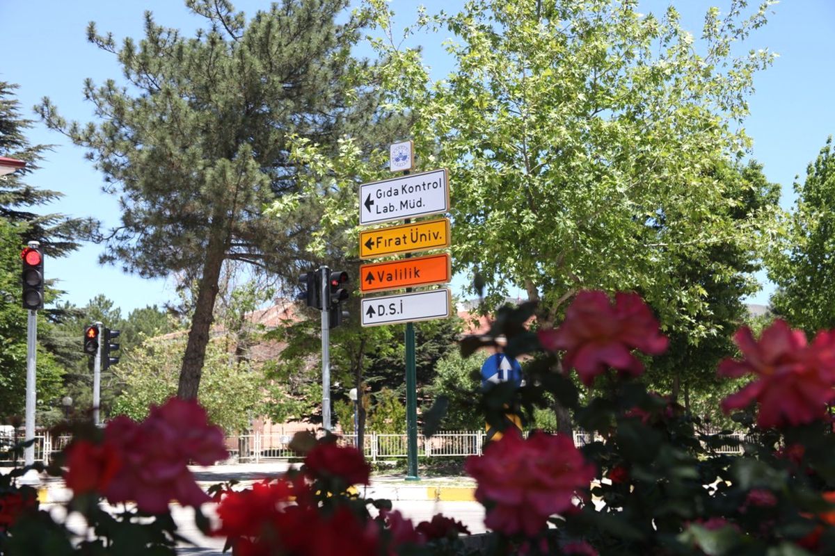 Elazığ Kavşaklarındaki Tabelalar Uluslararası Renklerde