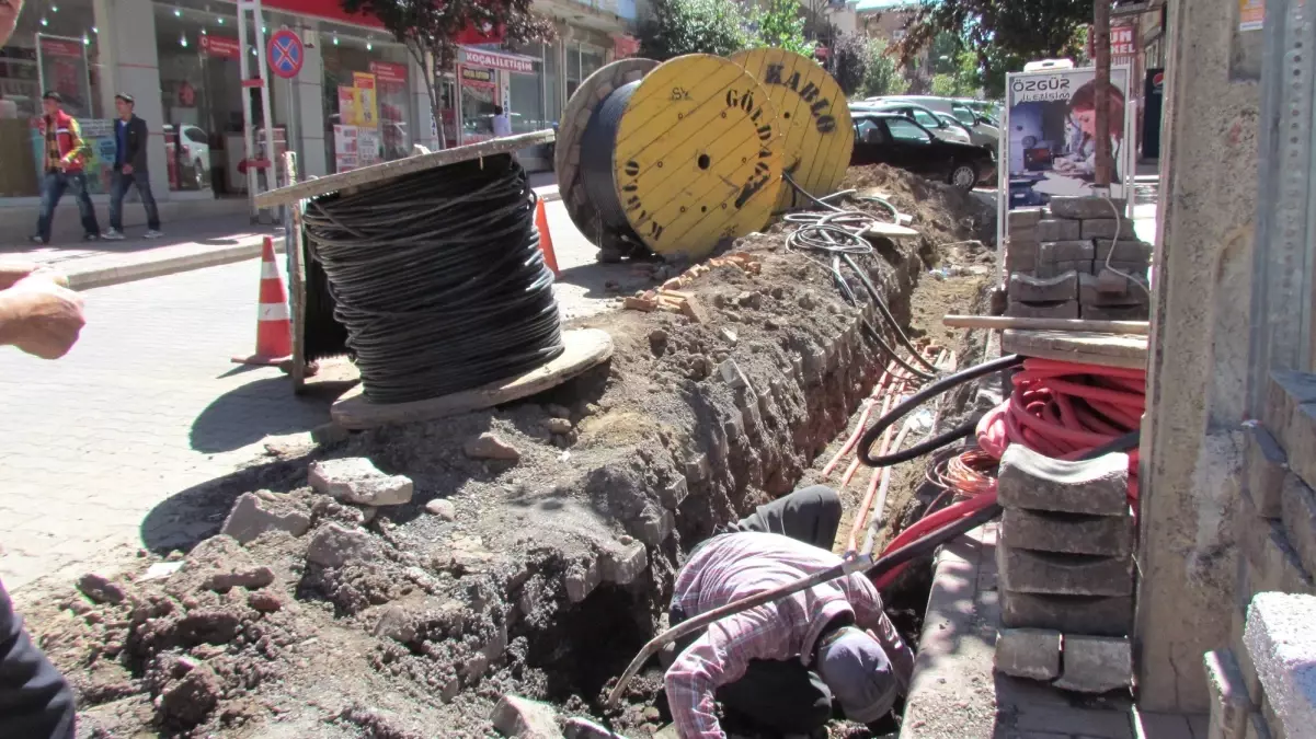 Elektrik Hatlarının Yer Altına Alınması Çalışmaları Sürüyor