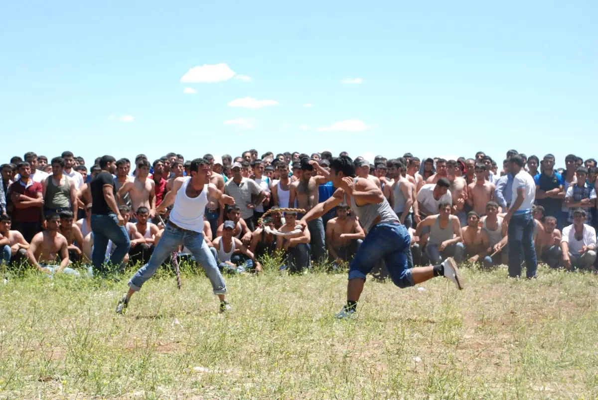 Hasat Bereketi İçin Birbirlerini Kırbaçladılar