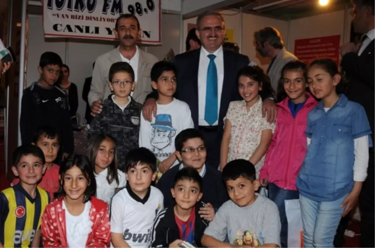 İnşaat İşçisi Şaire, Van Kitap Fuarında Yoğun İlgi