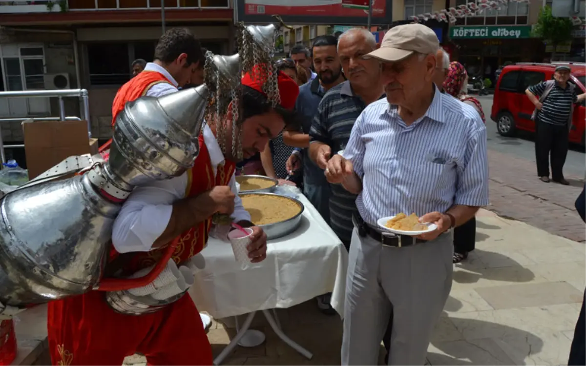 İstanbul\'un Fethi\'nin 560. Yılı Güngören\'de Geleneksel Tatlarla Kutlandı