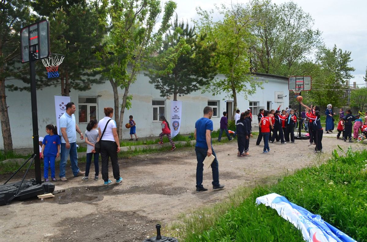 Kars Emniyet Müdürlüğü\'nce Öğrencilere Piknik Düzenlendi