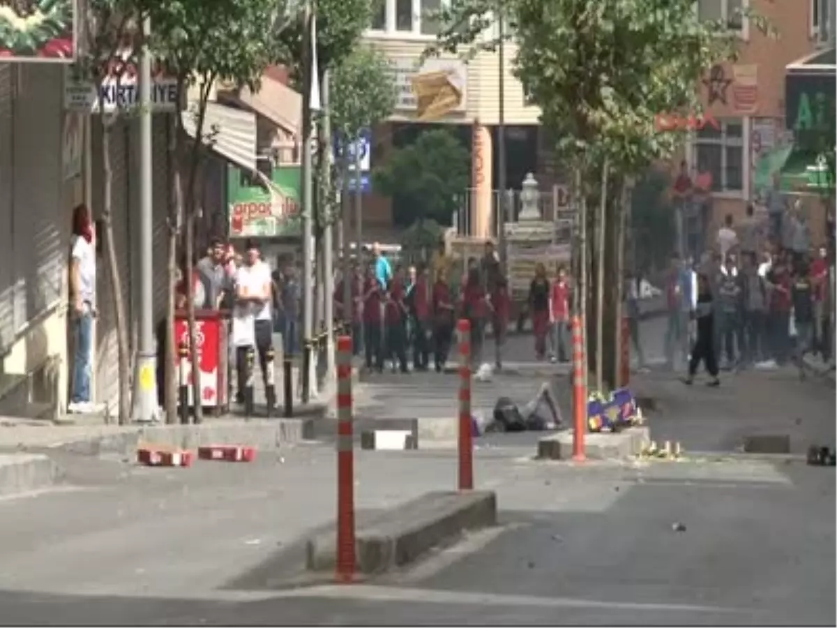 Okmeydanı\'nda Gösteri Yapan Gruba Polis Müdahalesi