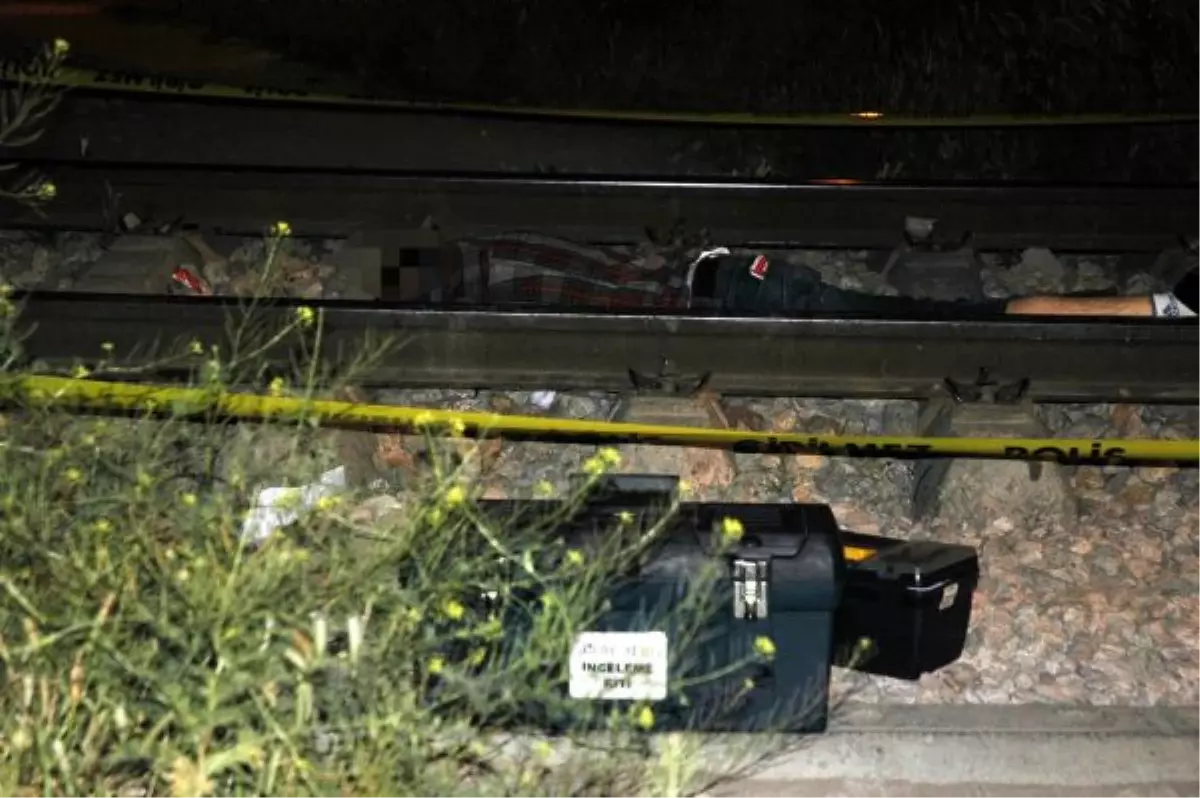 Rayların Üzerinde Ölümü Bekledi