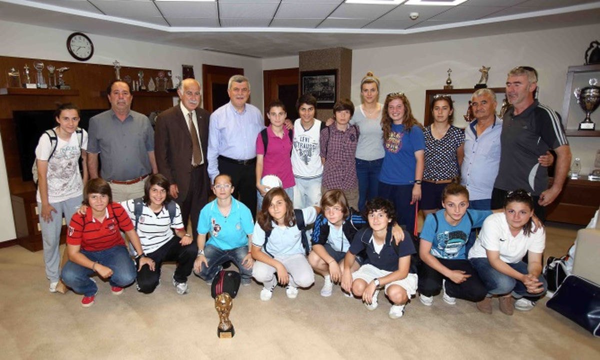 Şampiyon Bayan Futbolculardan İmzalı Top