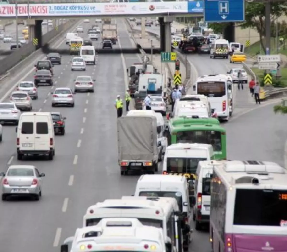 Servisçiler Trafik Yavaşlatma Eylemi Yaptı