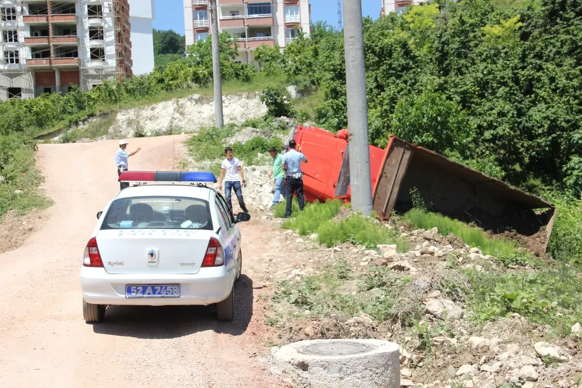 Son Anda Kendini Kamyondan Attı