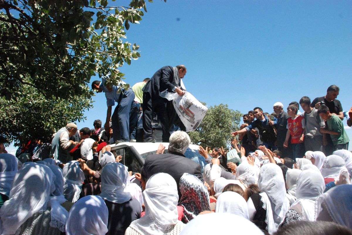 Sünnet Şöleninde Yardım İzdihamı