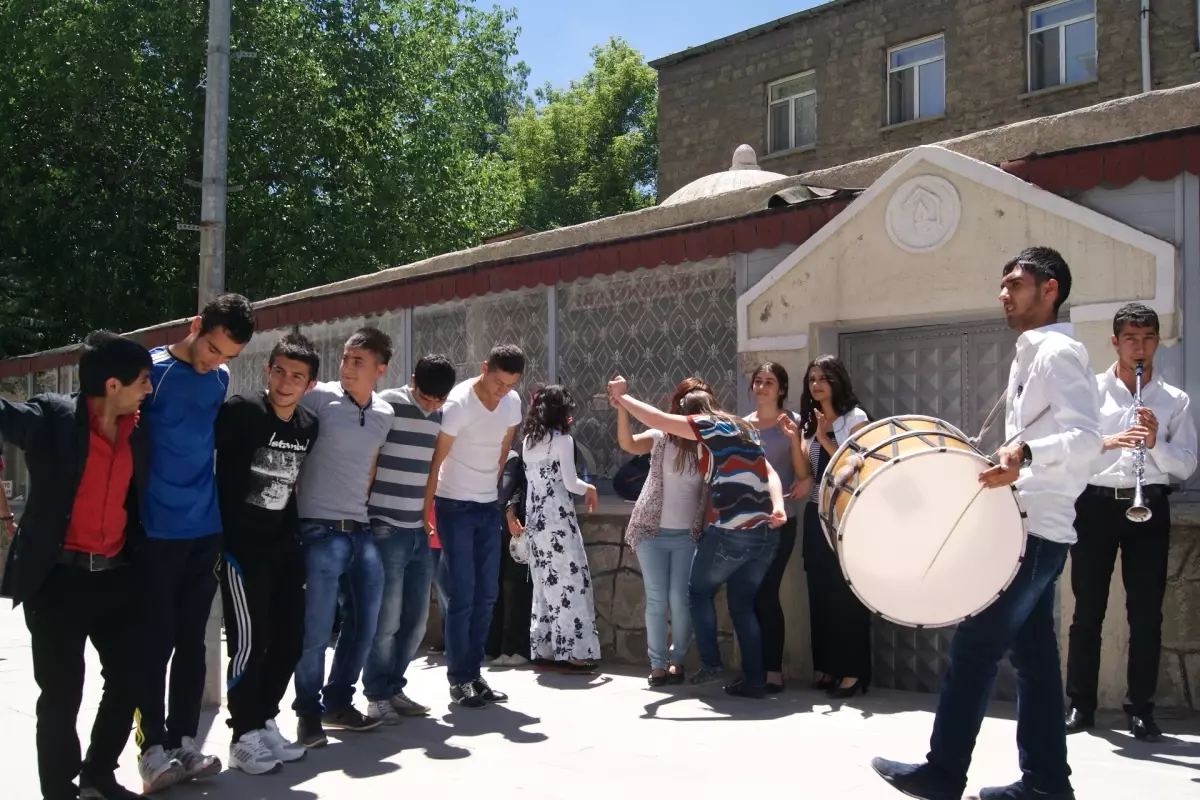 Üniversiteye Hazırlanan Öğrenciler, Davul Zurna Eşliğinde Stres Attı