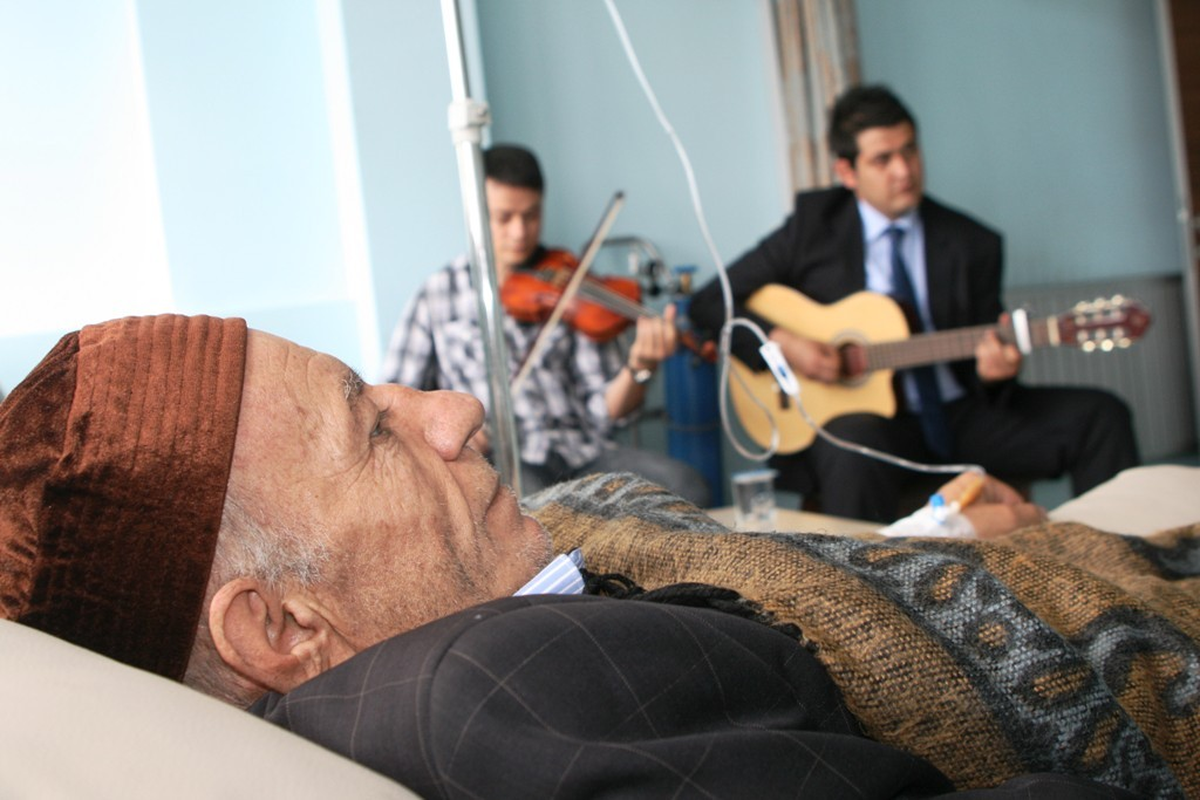 Van\'da Kemoterapi Hastalarına Müzik Tedavisi