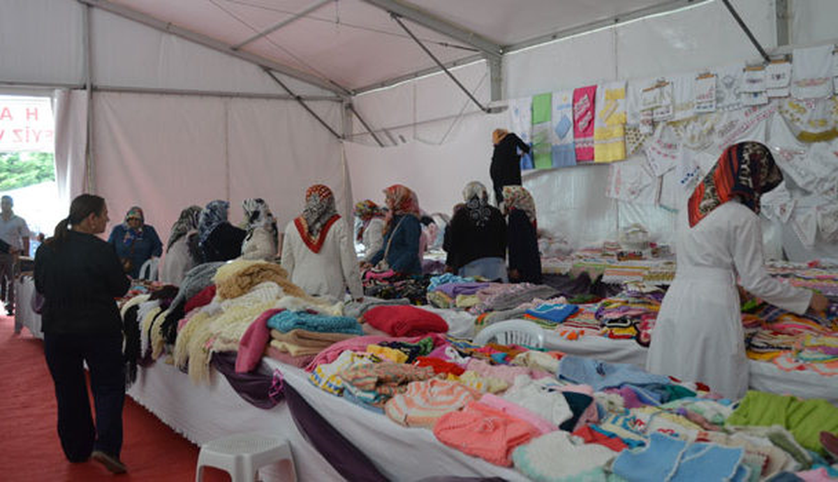 Zeytinburnu\'nda Yoksul Kız Öğrenciler Yararına Kermes