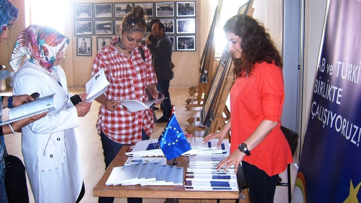 AB Bilgi Merkezi\'nin Tanıtım Etkinlileri Sürüyor