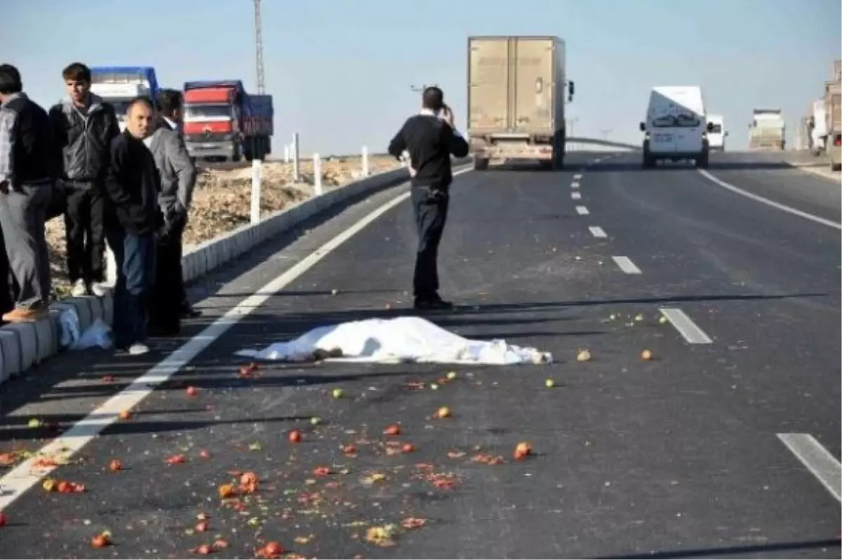 Adana\'da Trafik Kazası: 2 Ölü 1 Yaralı