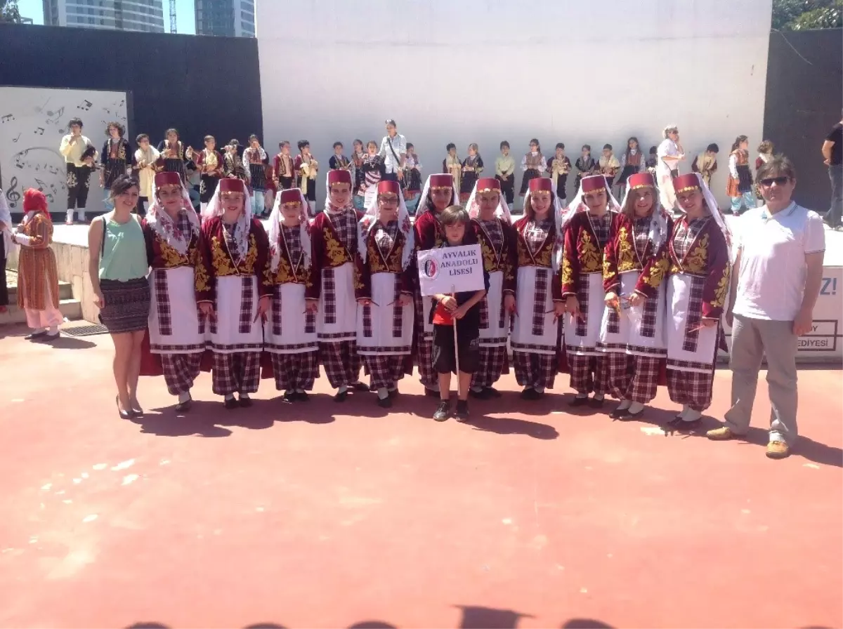 Ayal Halk Oyunları Ekibi İstanbul\'da Rüzgar Gibi Esti