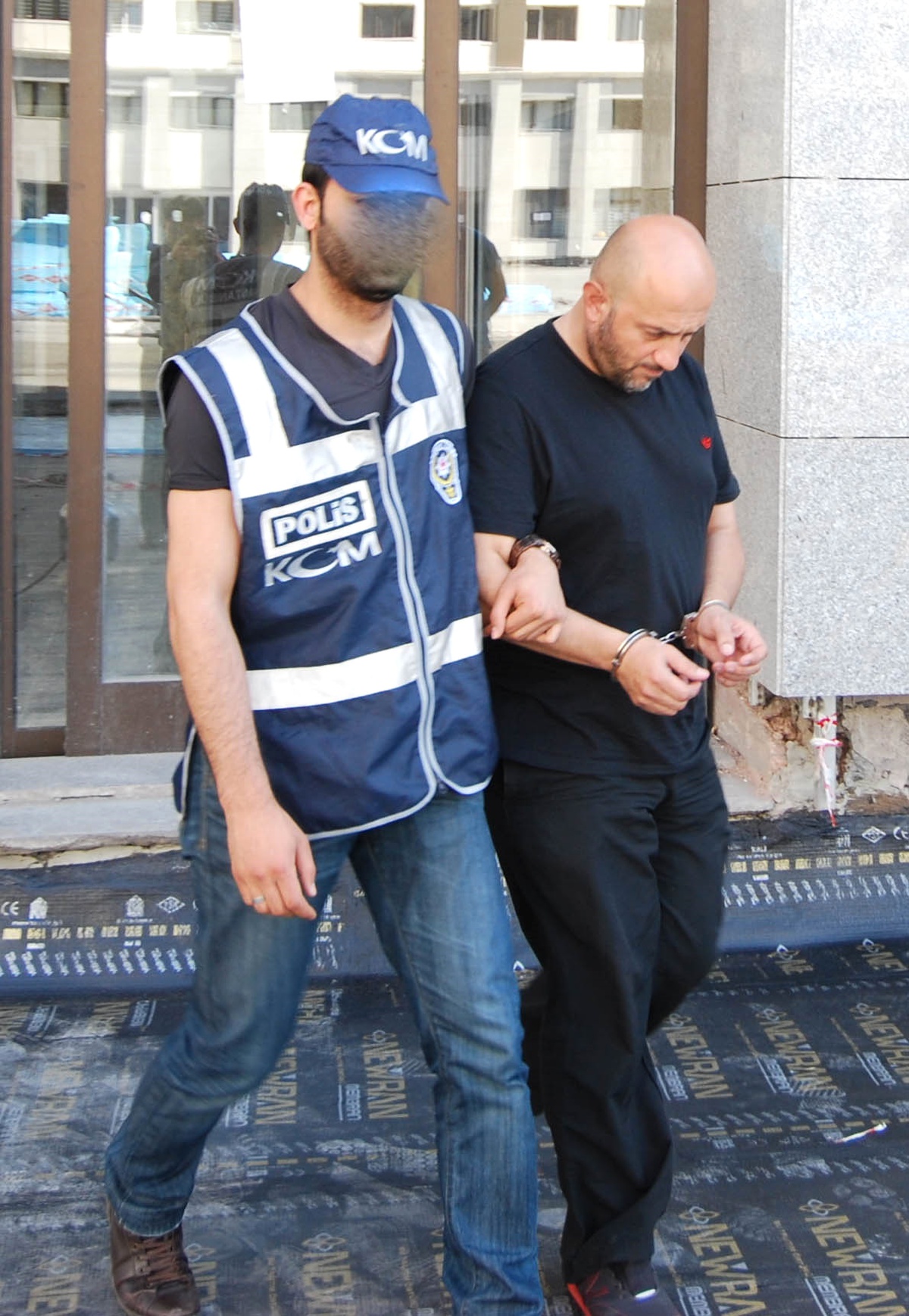 Bacaklarına Sardığı Uyuşturucuyla Yakalandı