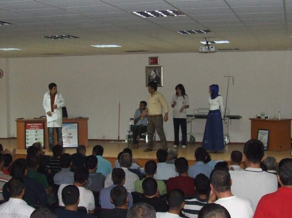"Beni Türk Hekimlerine" Adlı Tiyatro Oyunu Beğeni Topladı