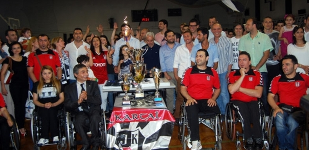 Beşiktaş\'ın Başarılı Amatör Takımları Taraftarlarla Buluştu