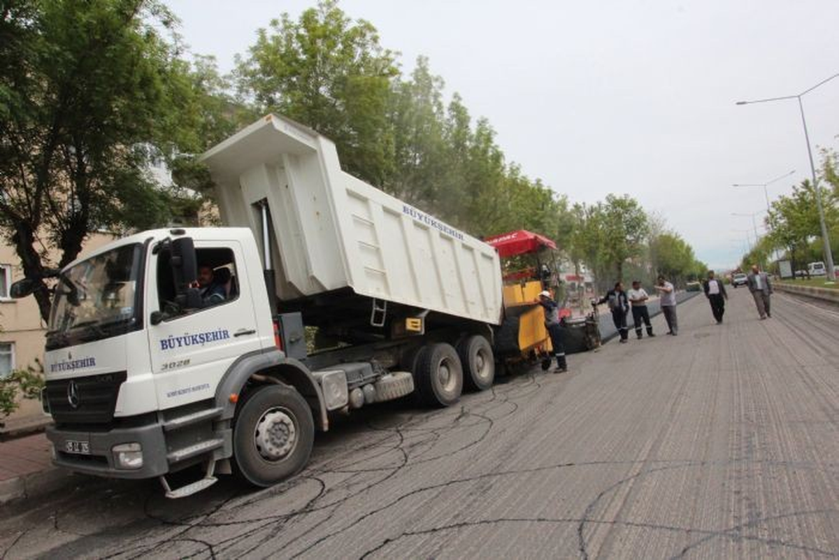 Büyükşehir Belediyesi Modifiye Asfalt Çalışmalarına Başladı