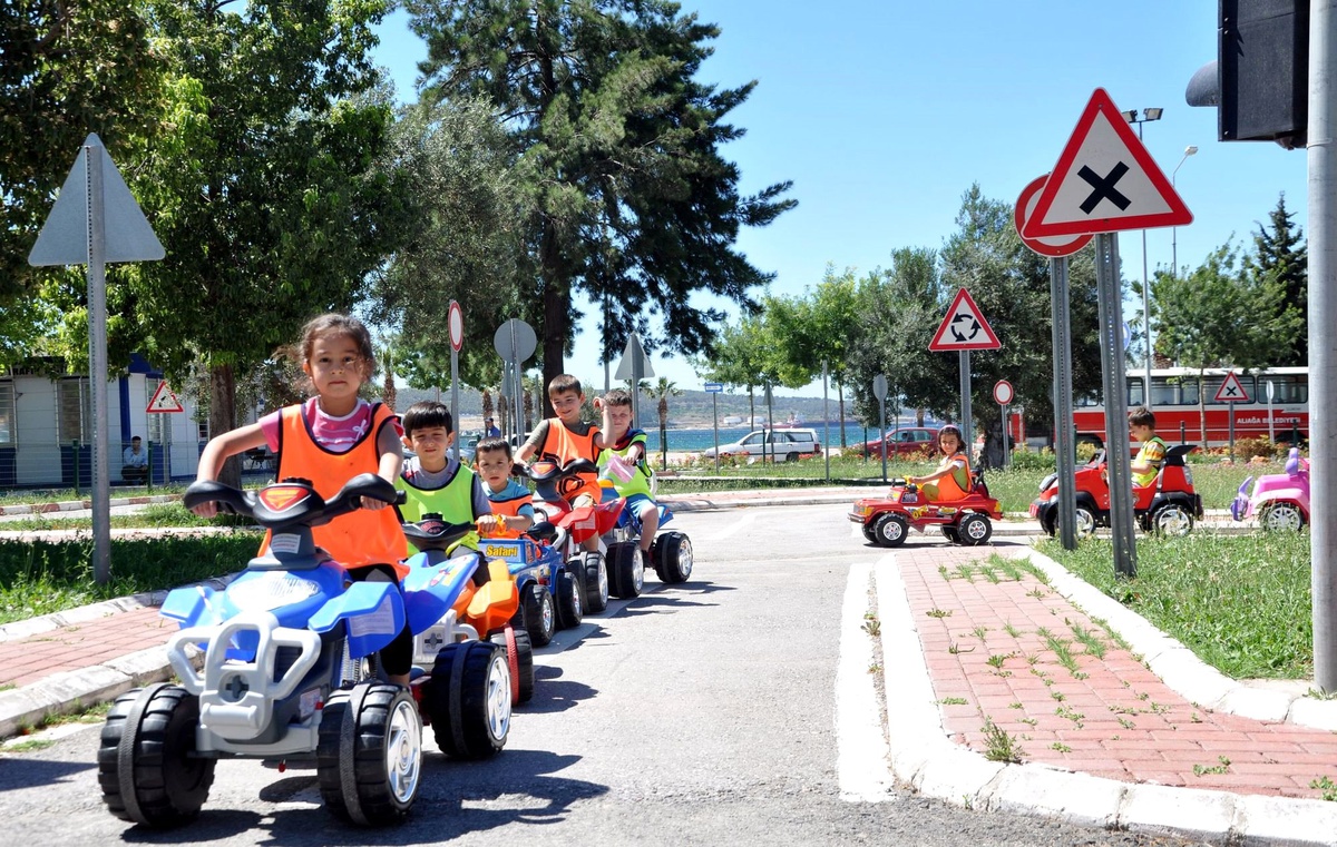 Çocuklar Trafiği Okulunda Öğreniyor