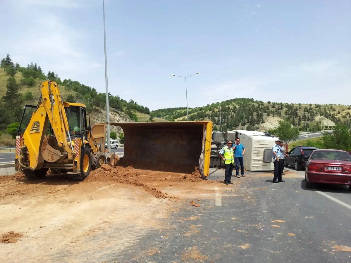 Devrilen Kamyon Ankara-Konya Yolunu Kilitledi