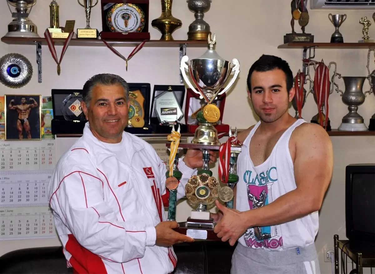 Dünya Vücut Şampiyonu, Veliahtını Yarışmalara Hazırlanıyor