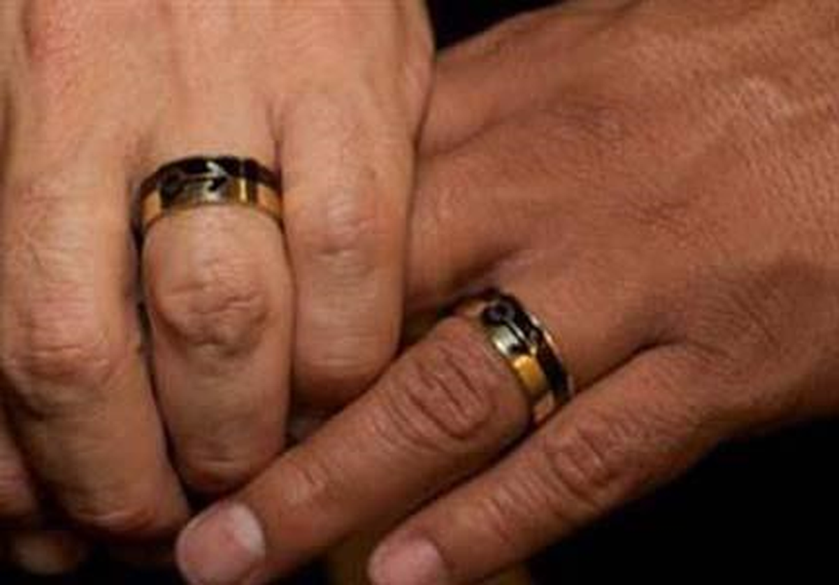 Fransa\'da İlk Eşcinsel Nikah, Yoğun Güvenlik Önlemleri Altında Kıyıldı