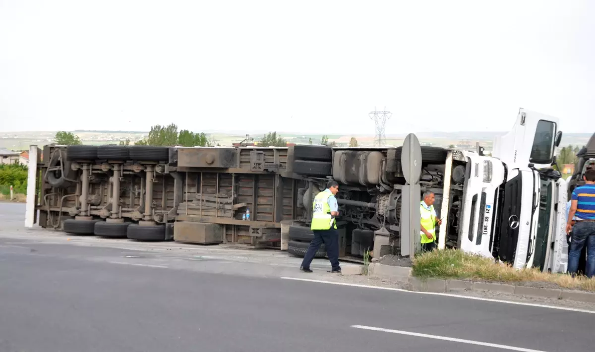 Gölbaşı\'nda Sebze Yüklü Kamyon Devrildi