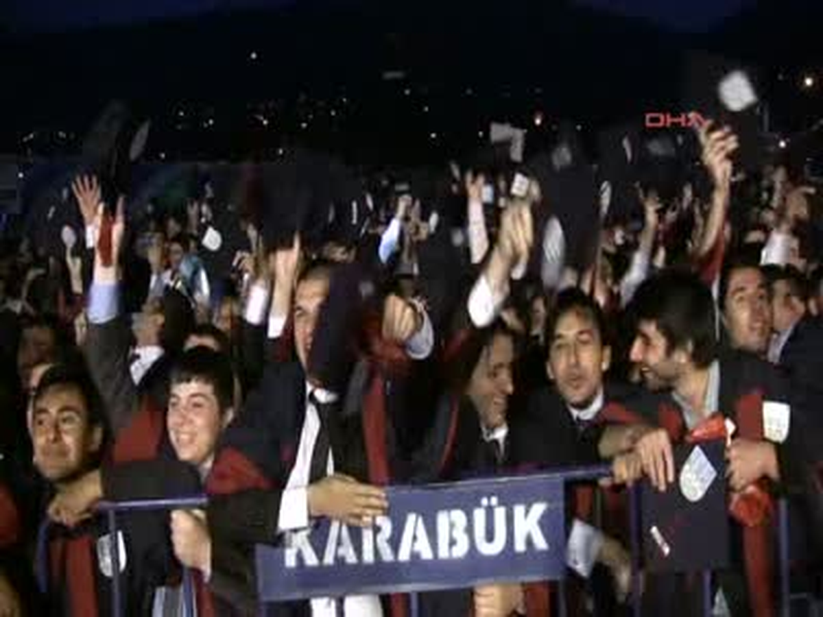 Rafet El Roman Yeni Şarkılarıyla Coşturdu