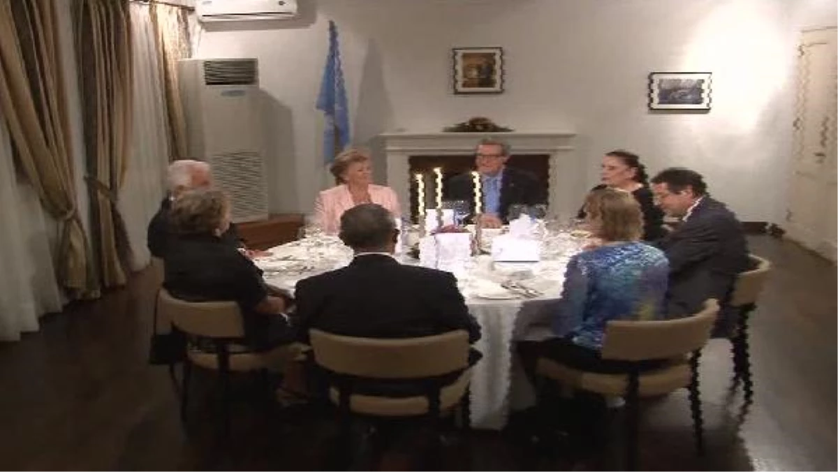 Kıbrıs\'ta Liderler Yemekte Buluştu