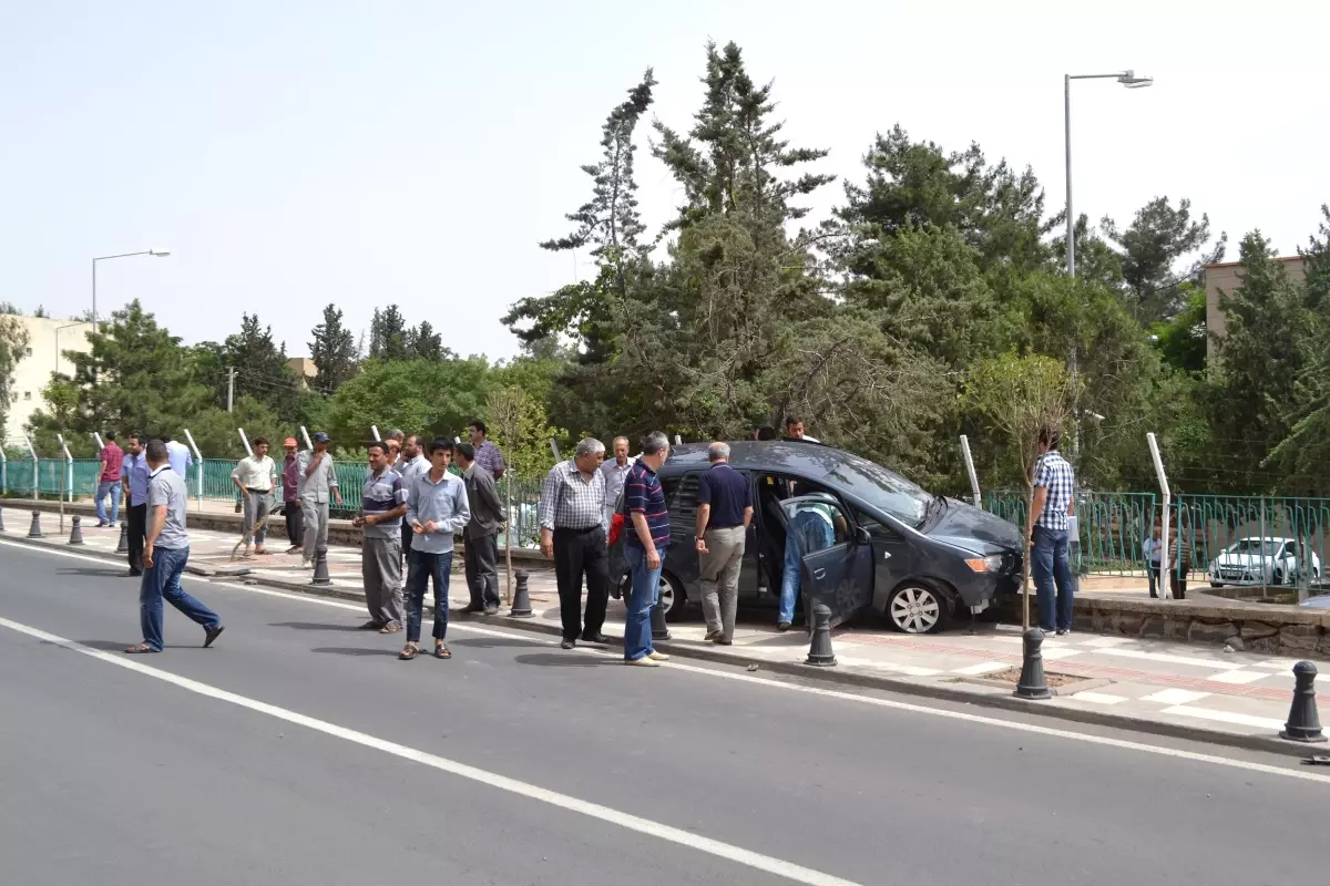 Kontrolden Çıkan Araç Korkuluklara Çarptı