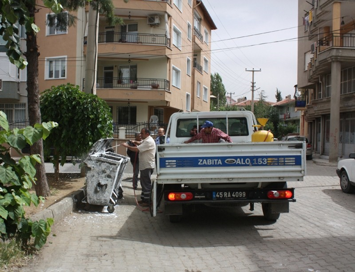 Kula\'da Çöp Konteynırları Dezenfekte Ediliyor