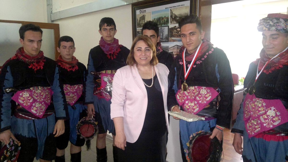 Milli Eğitim Müdürü Töre\'den Teknik Lisenin Şampiyon Efelerine Ödül