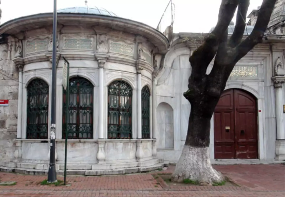 Nakşidil Valide Sultan Türbesi Yenileniyor