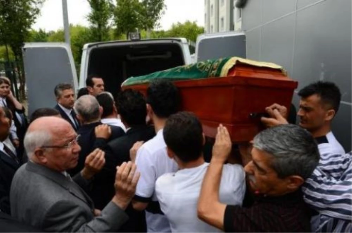 Nazmiye Demirel\'in Cenazesi Şehriban Hatun Camii\'ne Getirildi