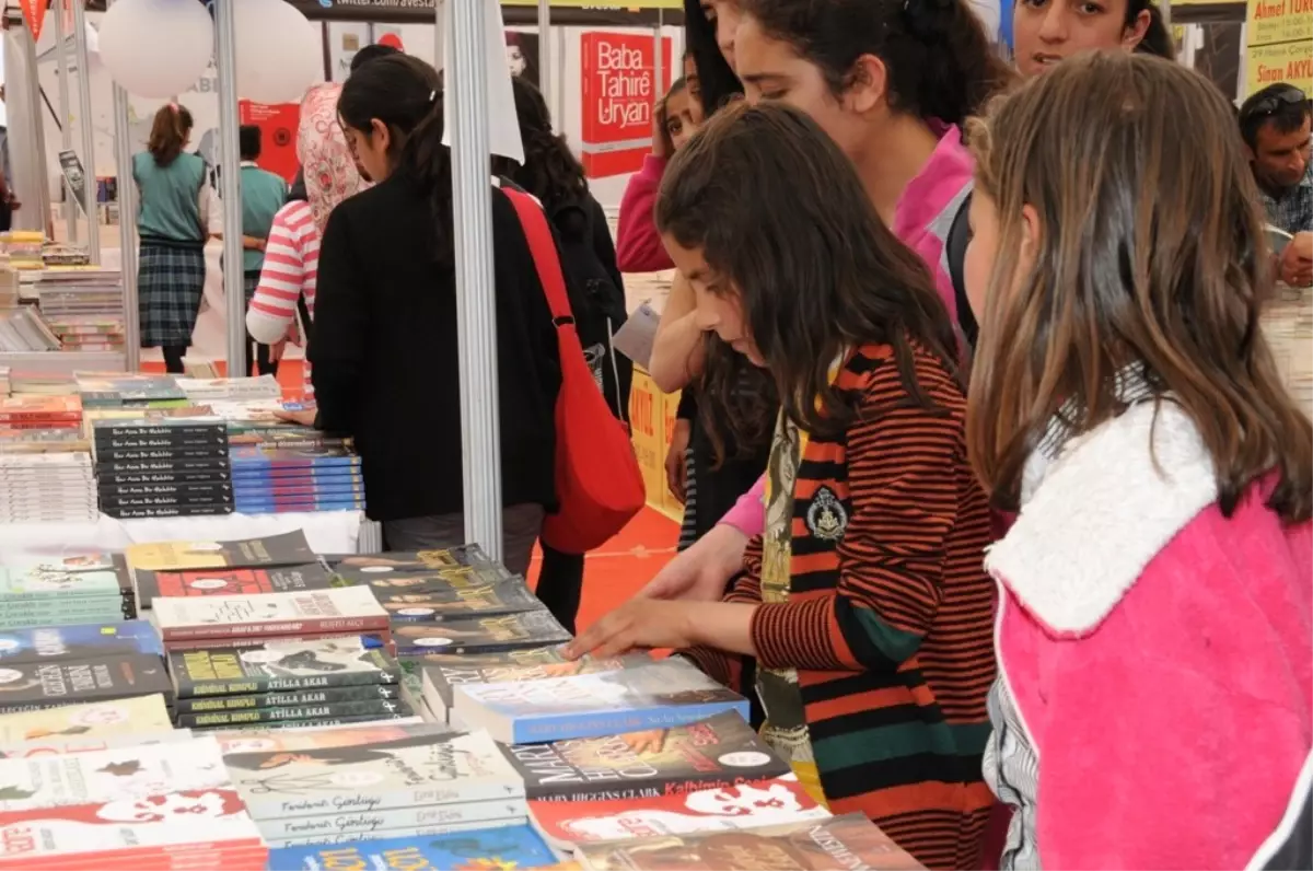 Öğrencilerden Van Kitap Fuarı\'na Yoğun İlgi