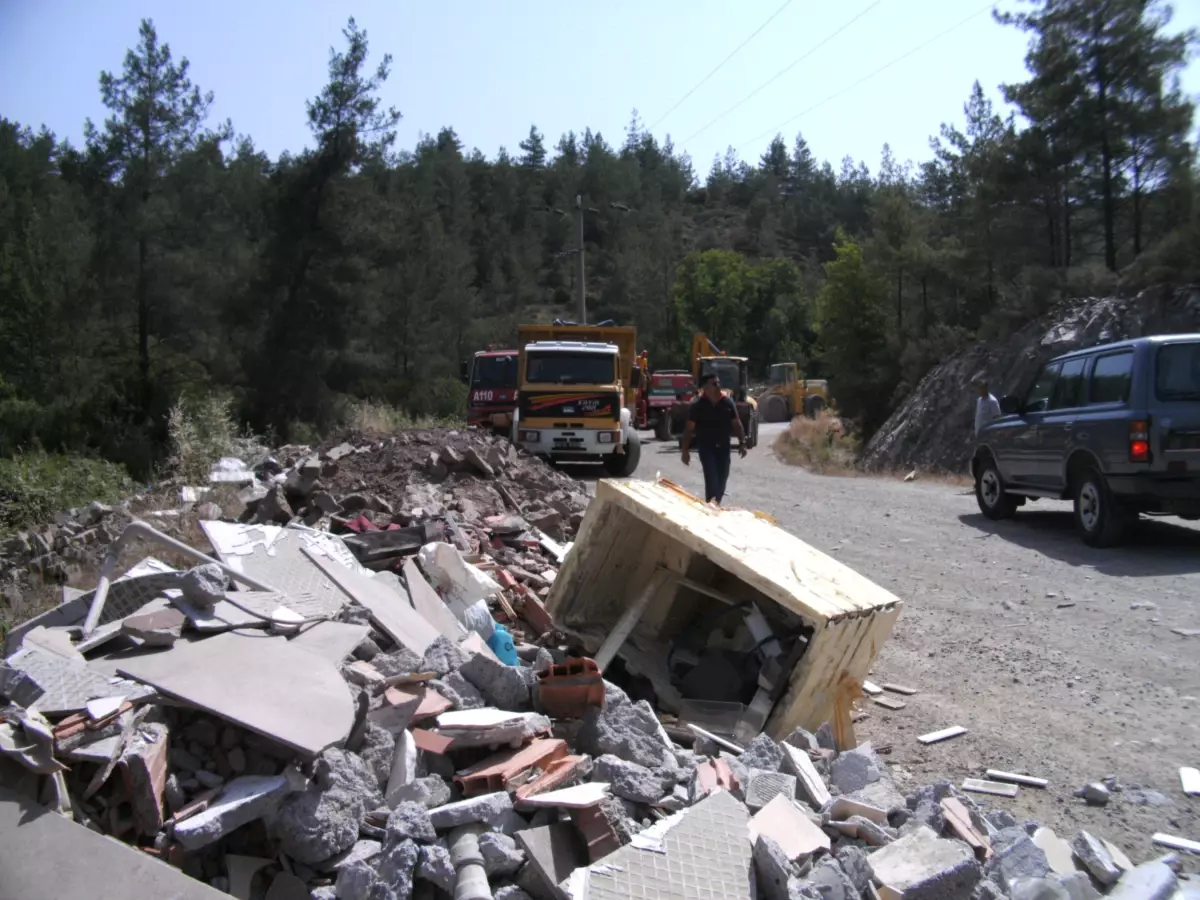 Ormanı Çöplüğe Çevirdiler