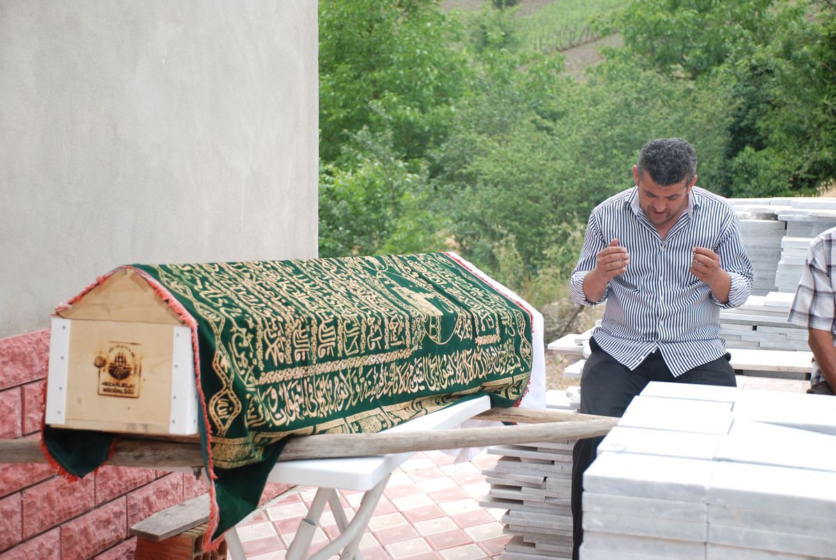 Röntgen Cihazının Altında Kalan Kadın Defnedildi