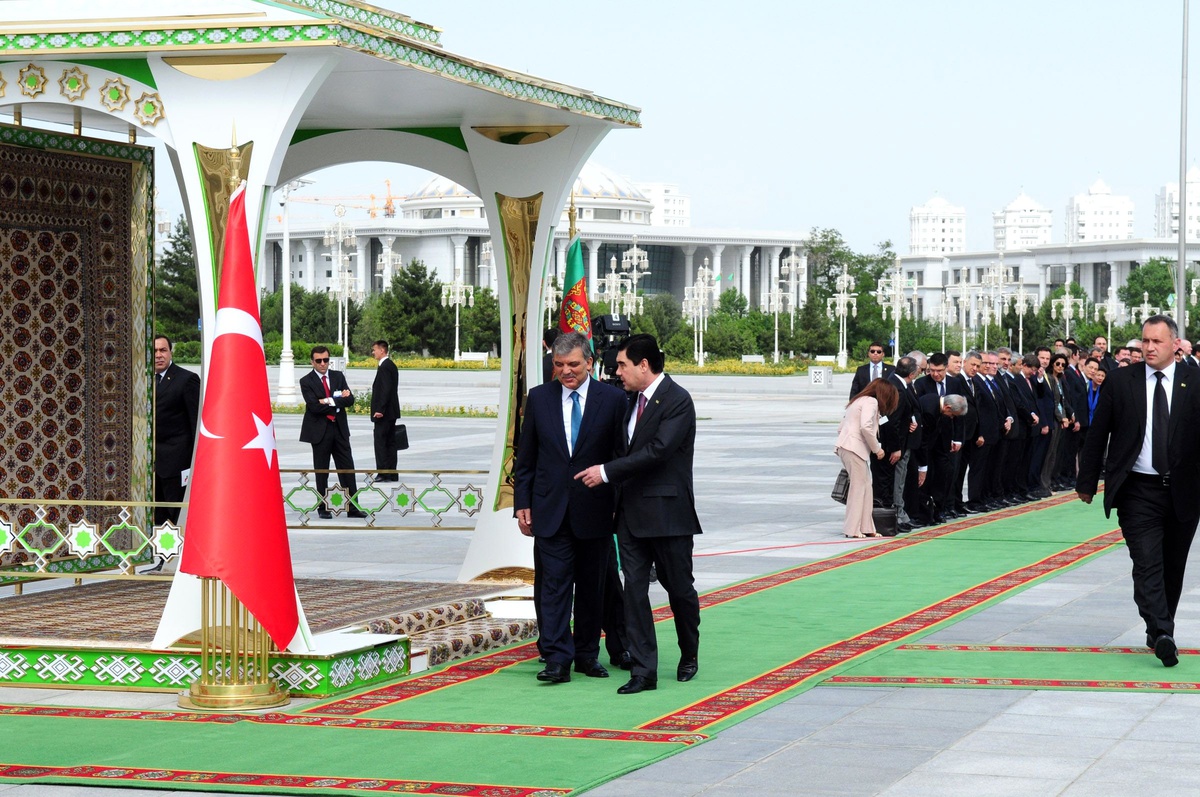 Türkmenistan\'da Cumhurbaşkanı Gül\'e Özel Karşılama