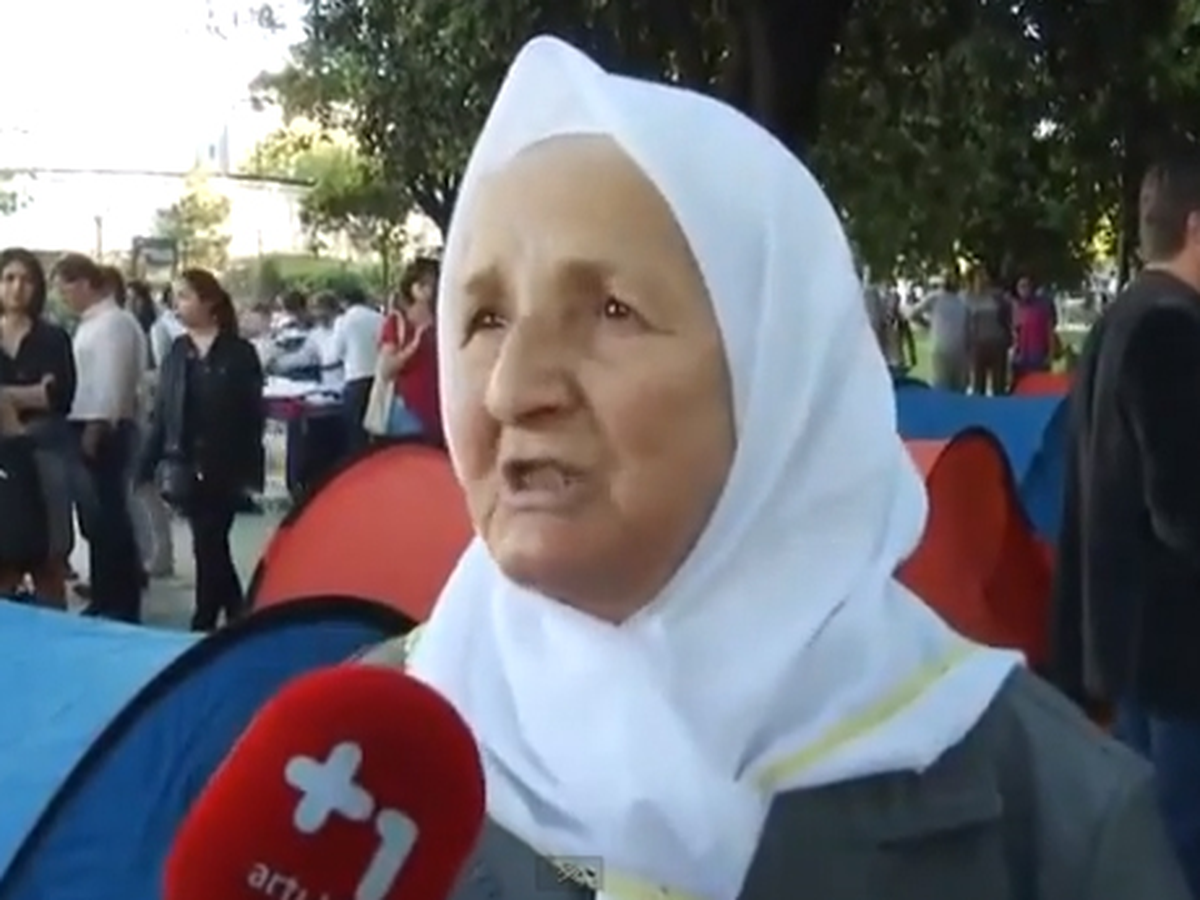 76 Yaşındaki Protestocu Başbakan'a Çattı