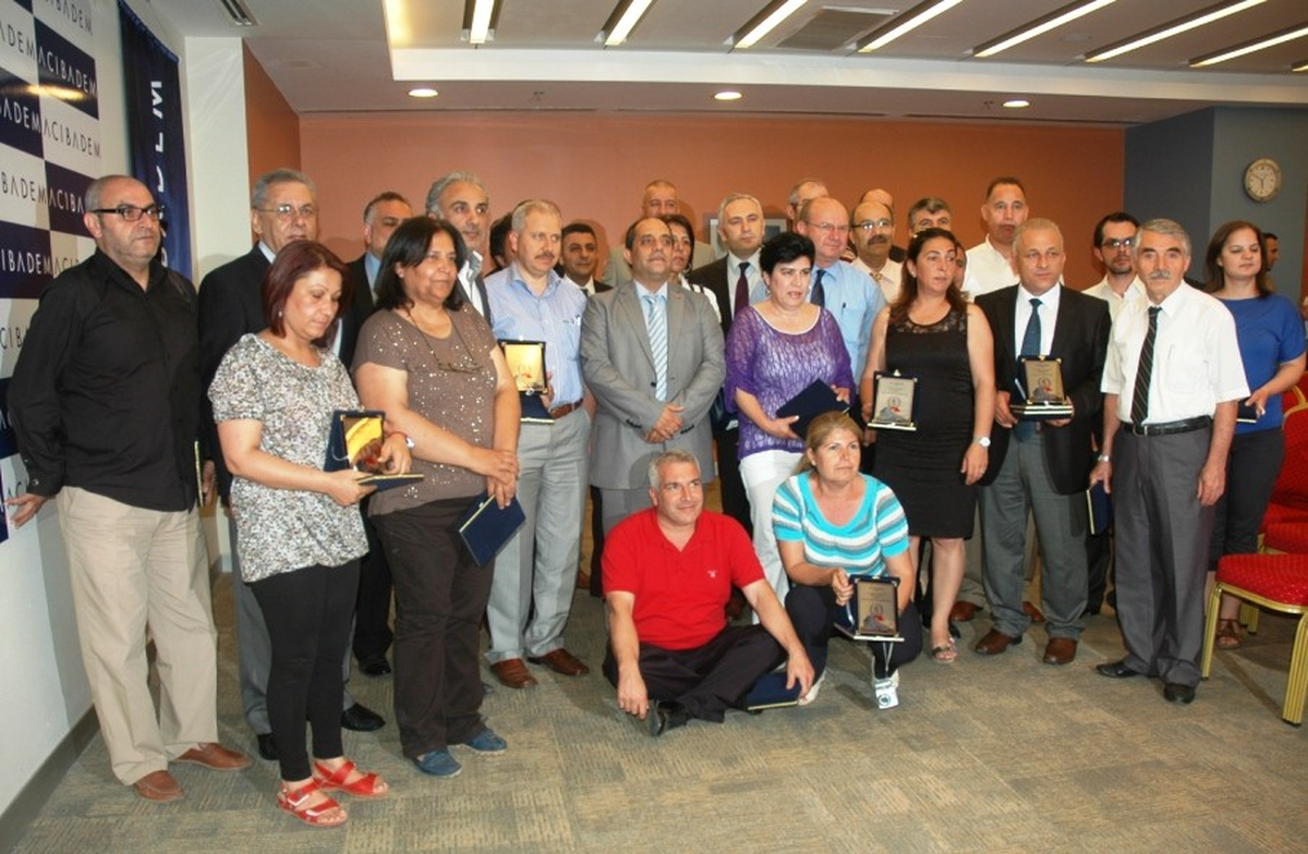 Acıbadem Hastanesi\'nden Gazetecilere Plaket