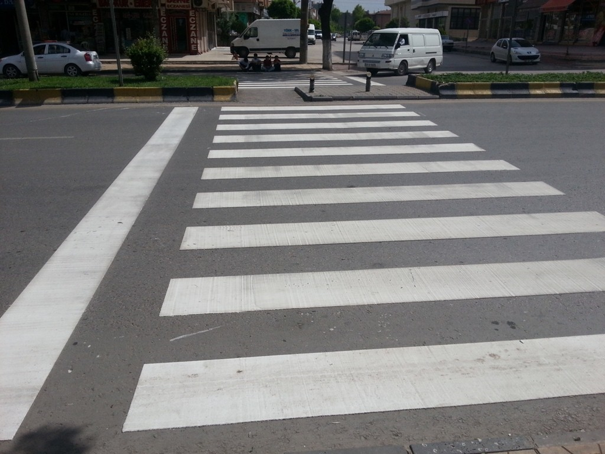 Asfaltlanan Yollara Yaya Geçidi ve Yol Çizgileri Çekiliyor