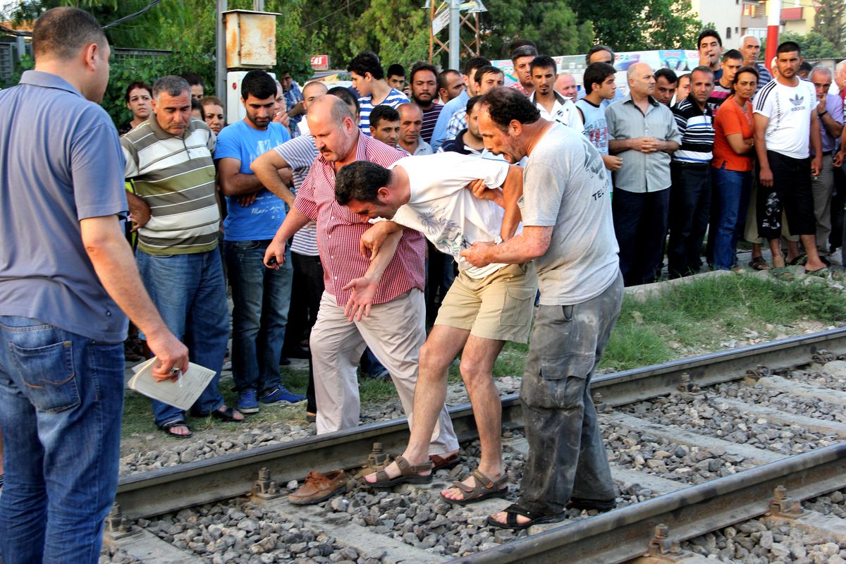 Ayağı Raylara Takılan Yaşlı Adama Tren Çaptı
