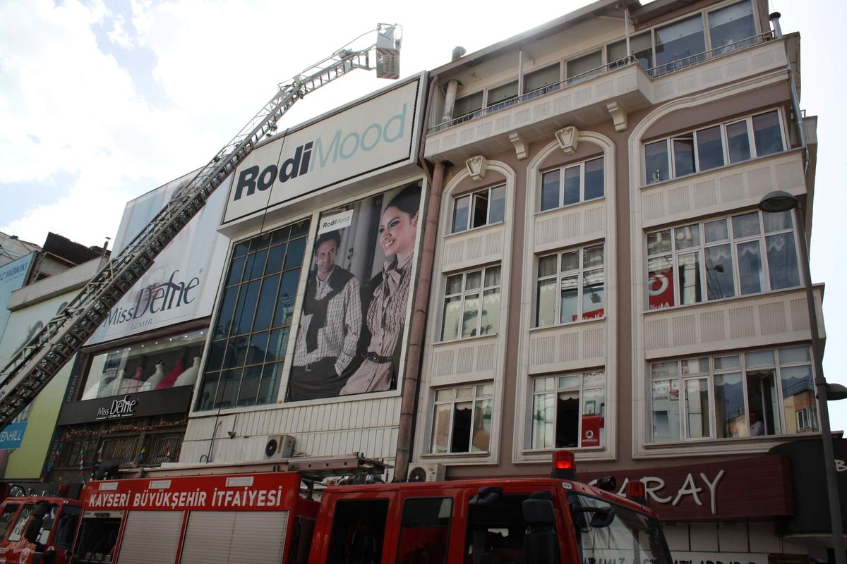 Binanın Çatı Katında Çıkan Yangın Korkuttu