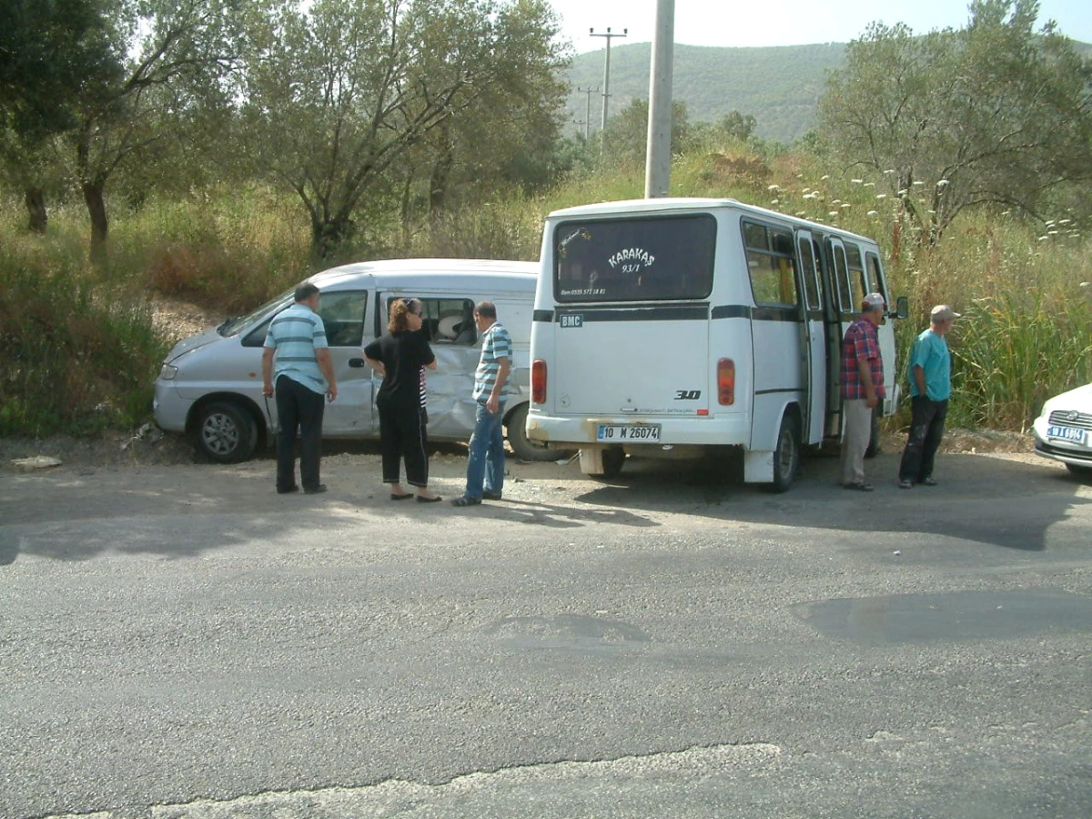 Burhaniye\'de Keşfe Giden Minibüs Kaza Yaptı