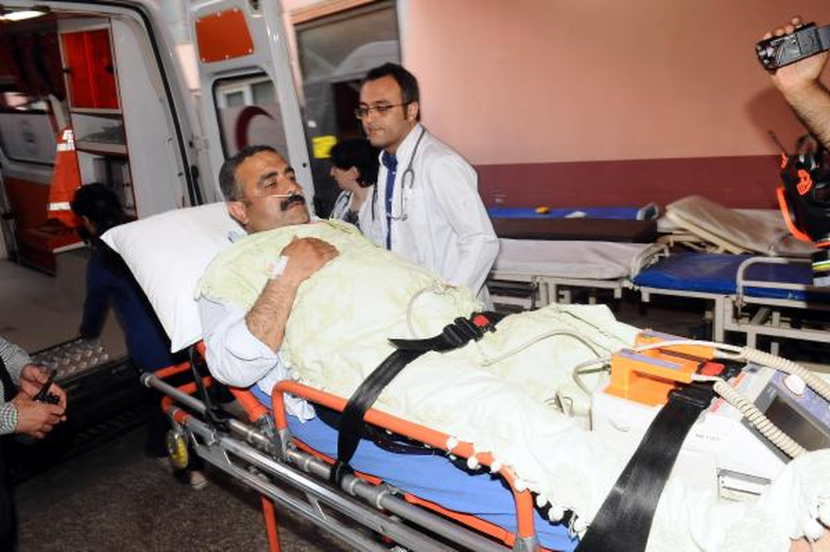 CHP\'li Tanrıkulu, Yürüyerek Geldi Ambulansla Gitti