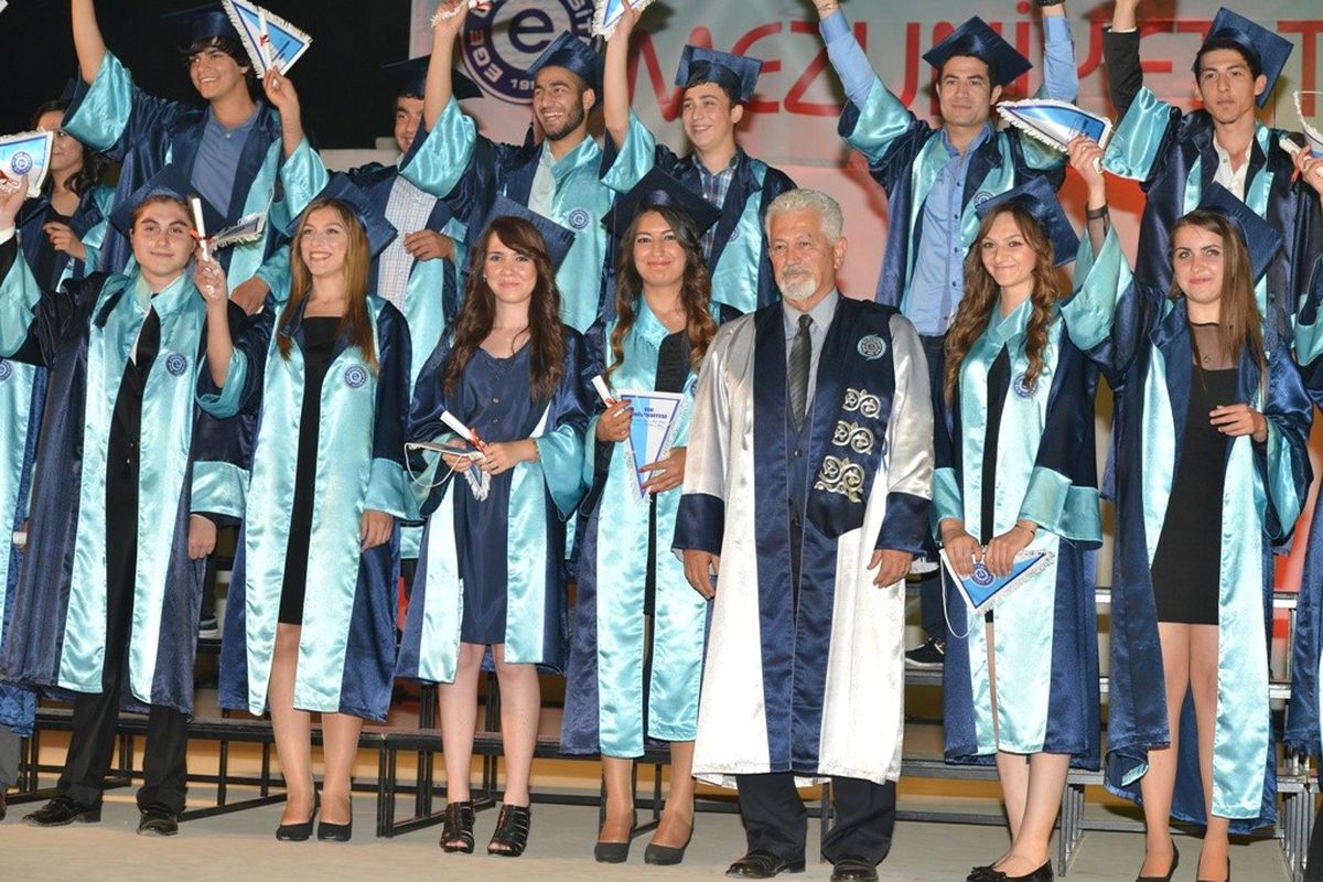 Ege Üniversitesi Öğrencilerini Mezuniyet Heyecanı Sardı