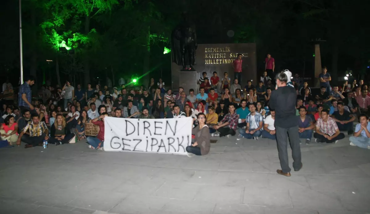 Gezi Parkı İçin Oturma Eylemi Yaptılar