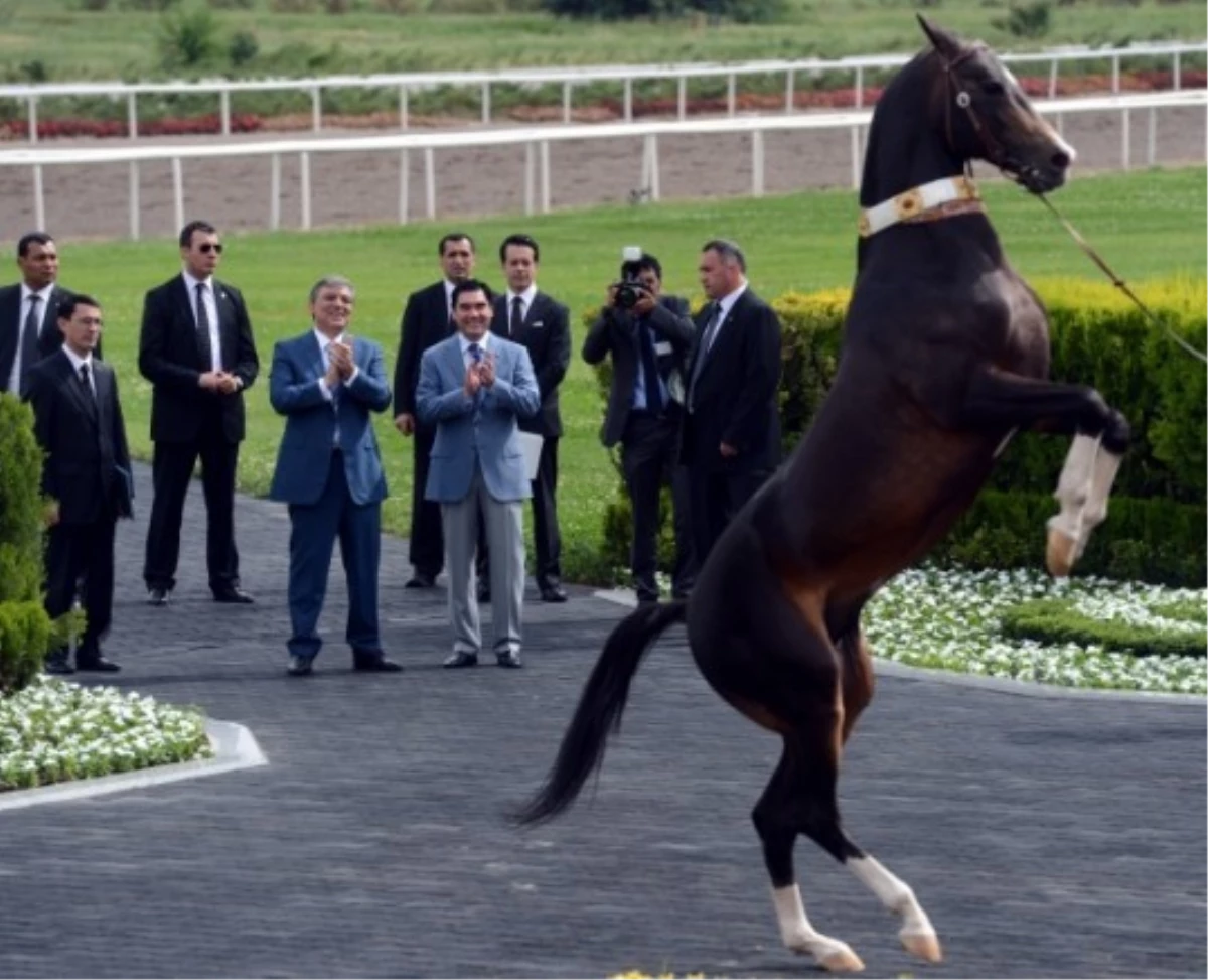 Gül, Türkmenbaşı ile At Gösterisini İzledi