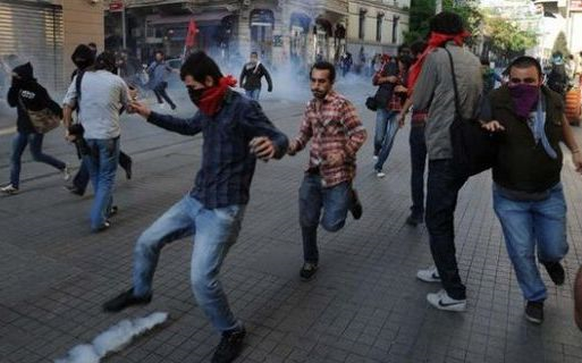 İstiklal Caddesi\'ndeki İzinsiz Yürüyüşe Polis Müdahalesi