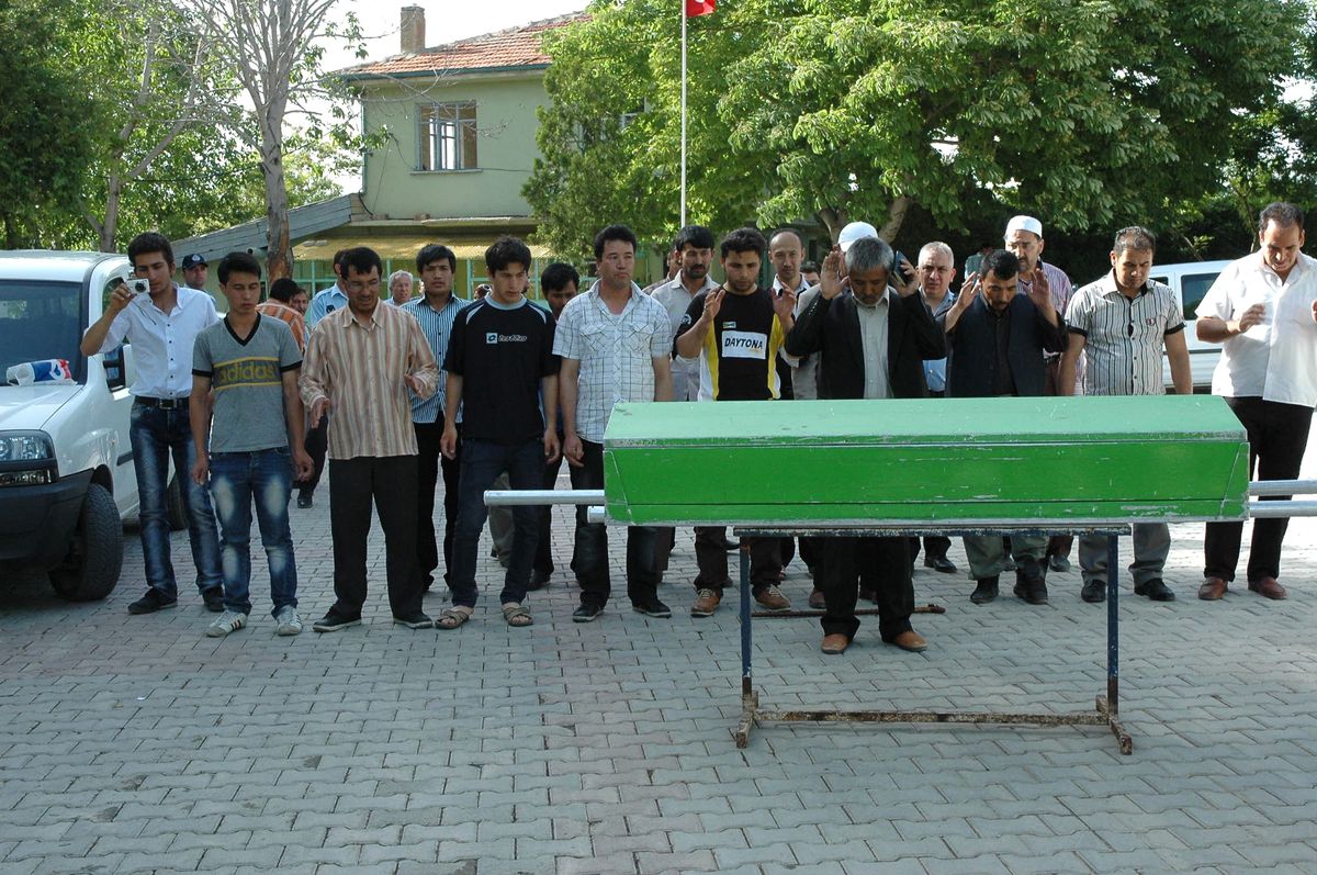 Katledilen Afgan Aile Toprağa Verildi